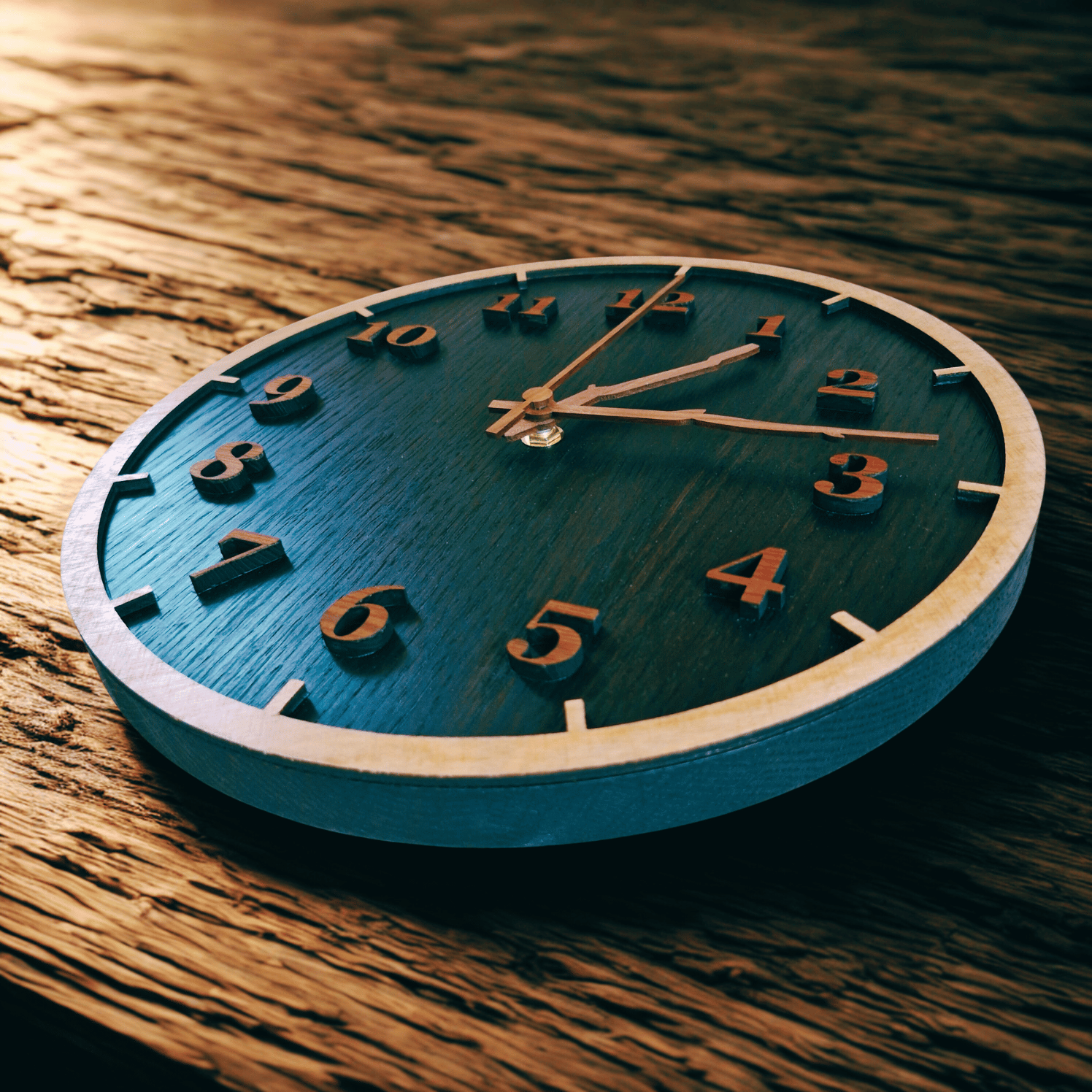 Must seinakell puidust